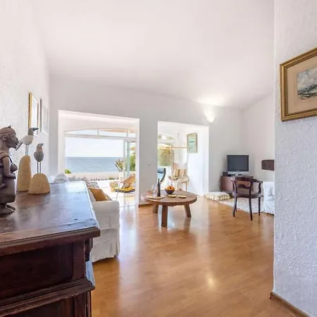Majestic Oceanfront Retreat - 4 Bedrooms - Fantastic Frontline Location - Direct Access To The Sea And - Da Villa