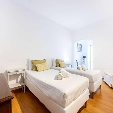 Majestic Oceanfront Retreat - 4 Bedrooms - Fantastic Frontline Location - Direct Access To The Sea And - Da Luz