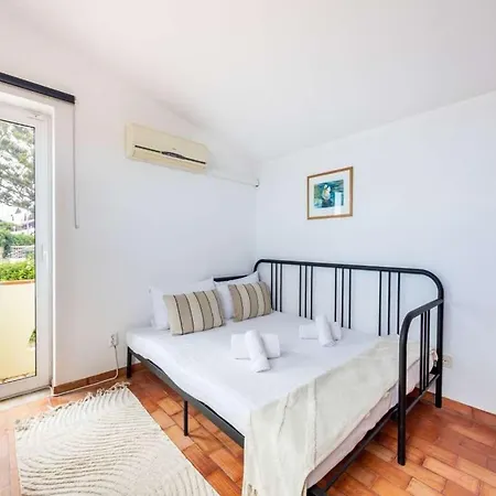 Majestic Oceanfront Retreat - 4 Bedrooms - Fantastic Frontline Location - Direct Access To The Sea And - Da Luz