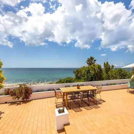 Majestic Oceanfront Retreat 4 Bedrooms Fantastic Frontline Location Direct Access To The Sea And Da *